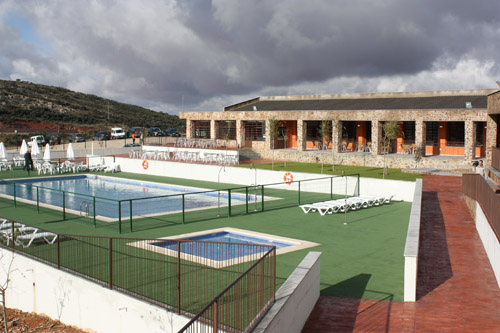 foto exterior piscina del albergue ALBERGUE5