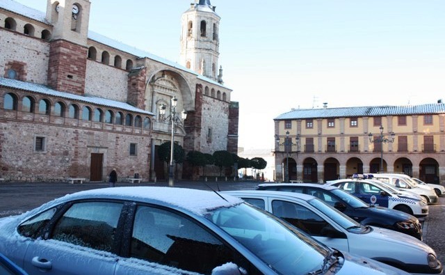 Nevada coches y tejados blancos