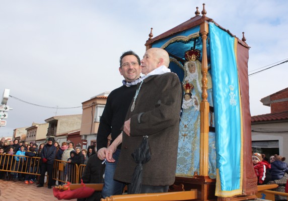 Virgen de Pedñarroya-despedida en el altar-Alcalde y Ramón Ruiz Orejón