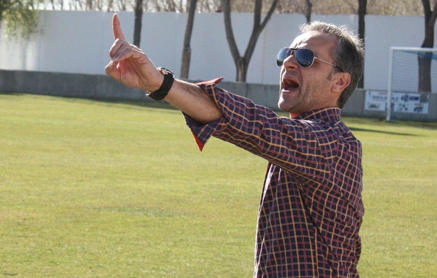 Luismi dirigiendo al CF La Solana en La Moheda