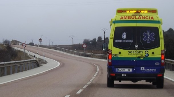 26079 ambulancia del sescam transportando a un enfermo desde molina de aragon el pasado mes de enero por la n 211