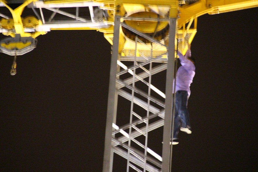 Foto suceso grúa baja Copia de Grúa hombre subido-1