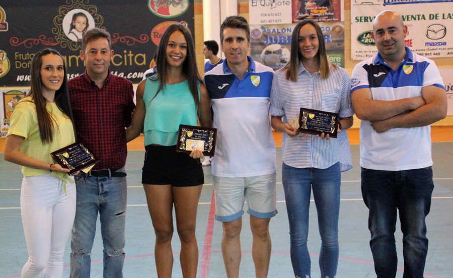 Foto FS atletas Copia de Las tres atletas solaneras con su carné y su placa