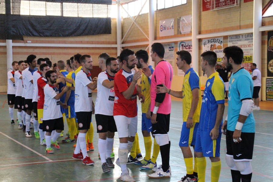 Los equipos se saludan antes de comenzar el partido