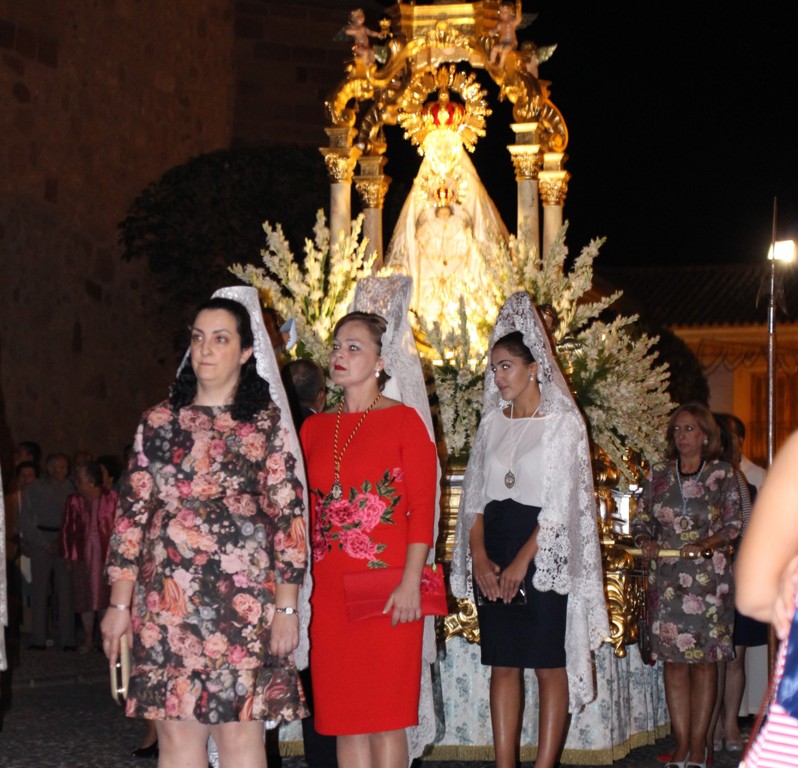 Procesión final mantillas