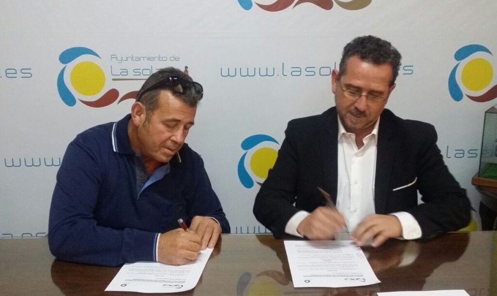 Firma del contrato de obra arreglo camino La Calera
