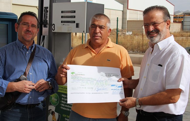 Galanes entrega cheque Centro Ocupacional