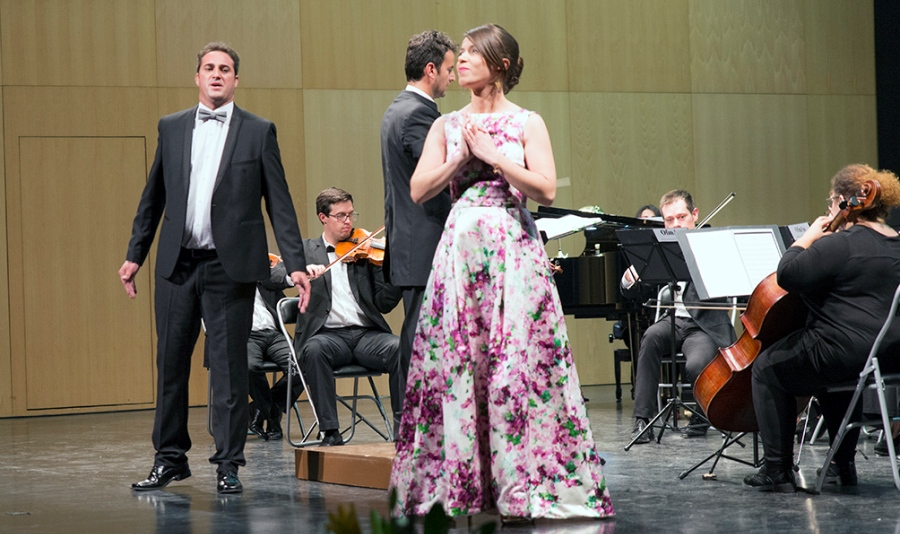jose manuel leon y petri casado durante gala lirica