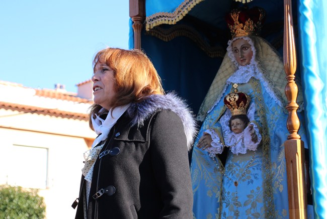 Virgen primera mujer cierra cochecillo