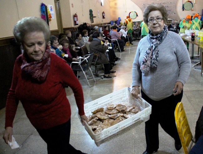 Afammer carnaval repartiendo viejas
