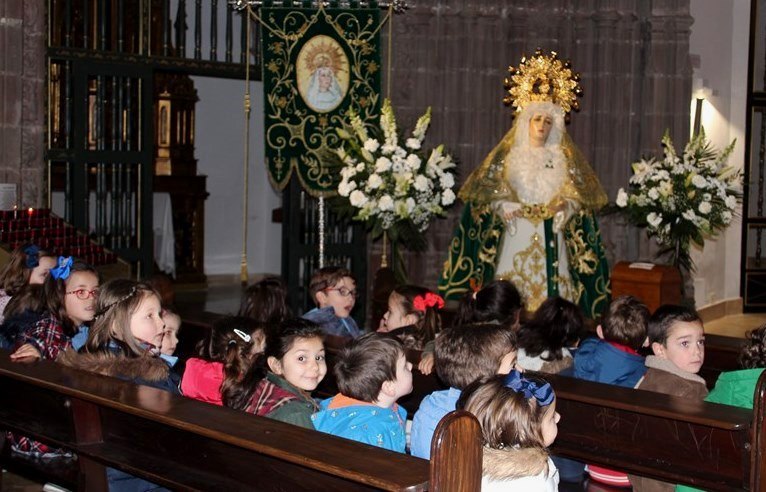 -Virgen Esperanza besamanos