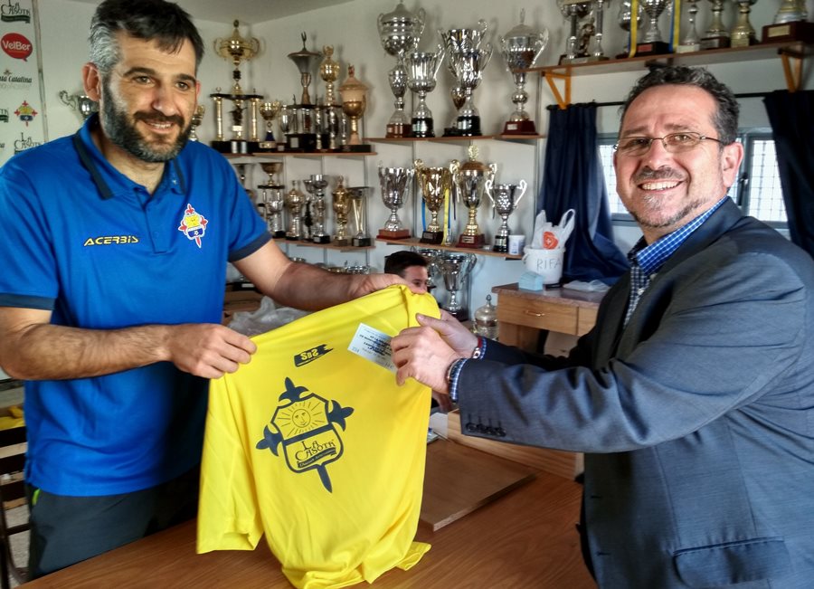 El alcalde compra su entrada y recibe su camiseta conmemorativa