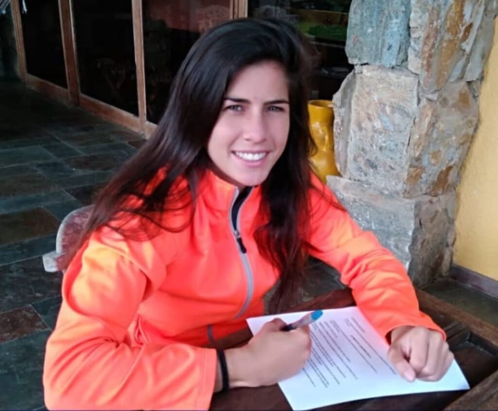 Goico firmando su compromiso