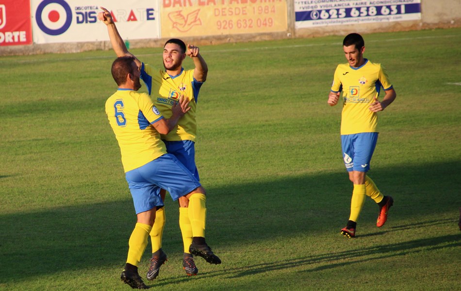 La Solana-Almagro Miguel Fuentes celebra el gol