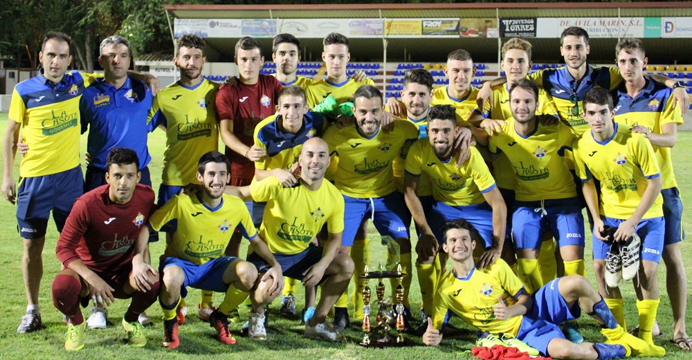 Trofeo Rosa del Azafrán-CF La Solana con la copa