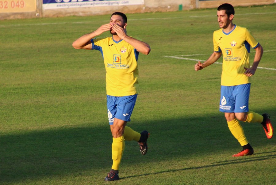 Miguel Fuentes celebra un gol esta pretemporada - copia