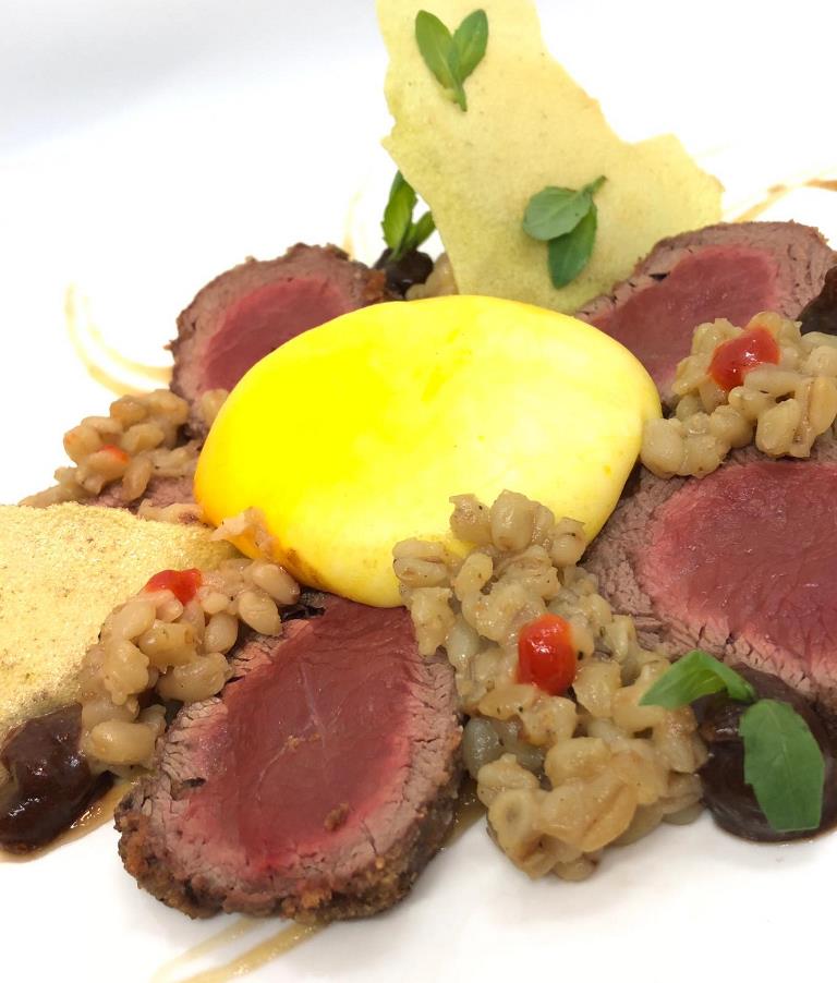 5. Cheeseball La Casota con ciervo trigo y crujiente de albahaca - Franz Justiniano Herrera