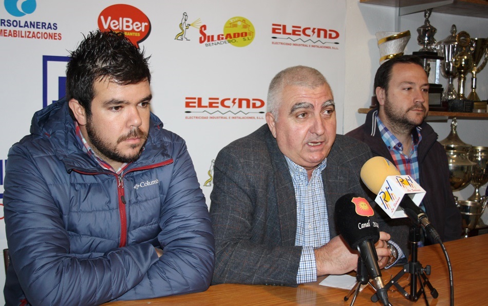 El presidente Patricio Peinado junto a Carlos Gómez -ida- y su ayudante Enrique Sevilla