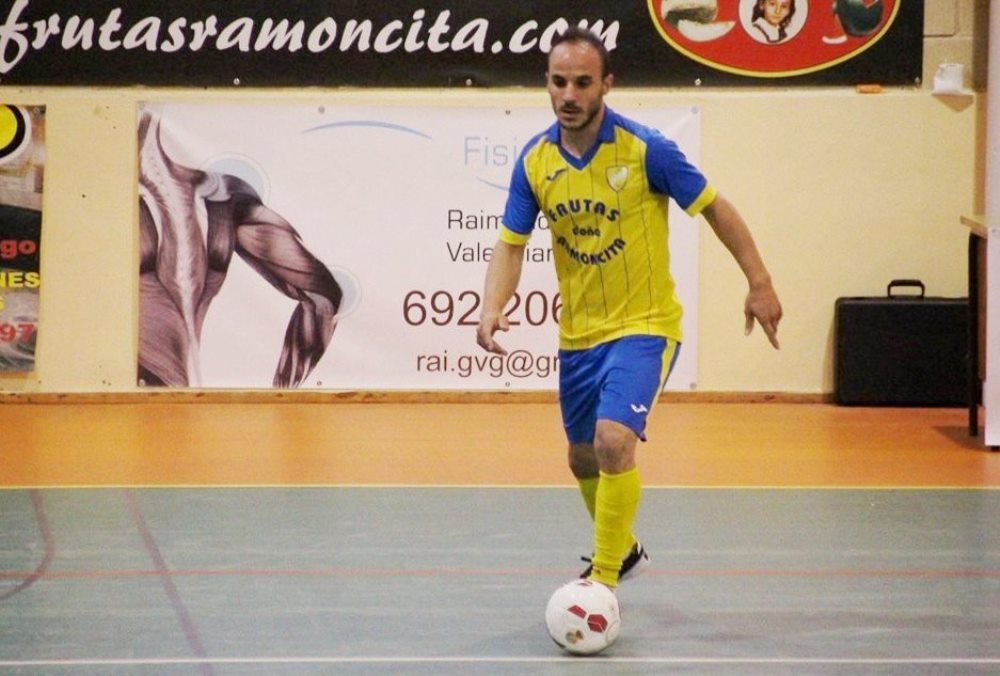 Juanmi conduce un balón