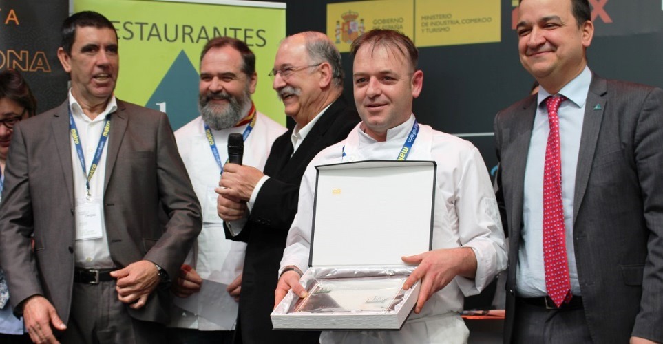 Rubén Abascal muestra su placa como ganador