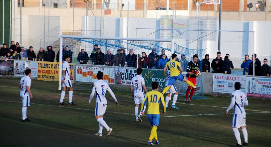 Sergio atrapa un balón en presencia de Fuentes