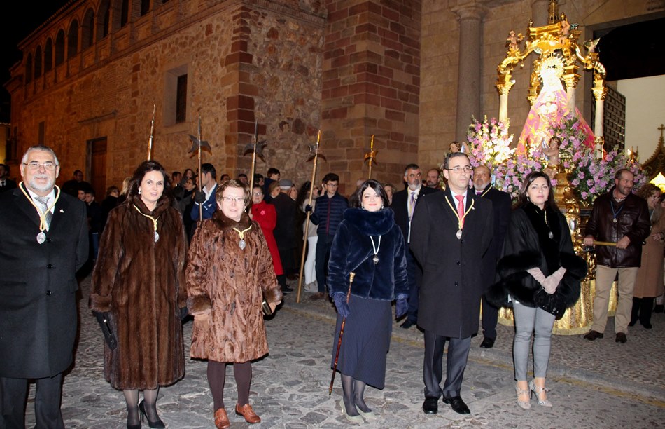 V-Peñarroya-capitana  y directivos en la procesión