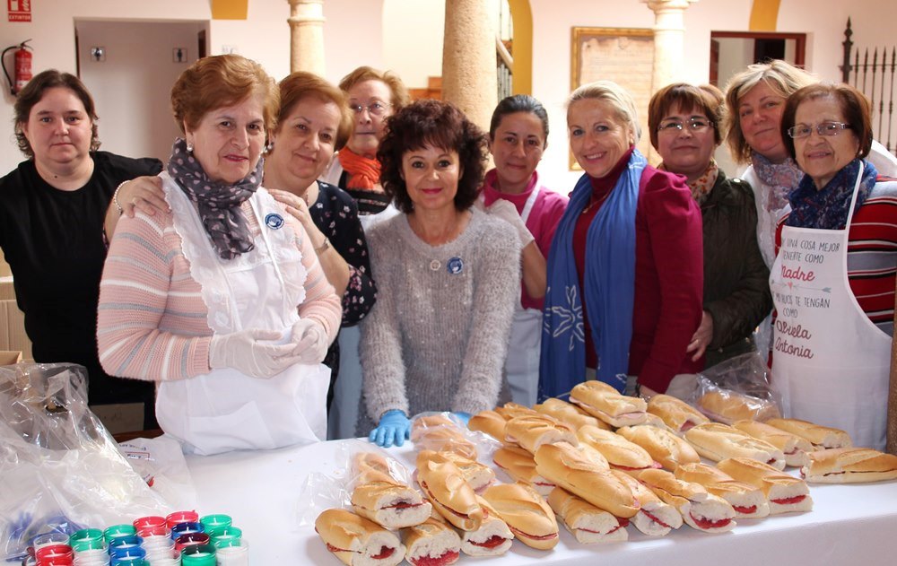 Voluntarias haciendo bocadillos