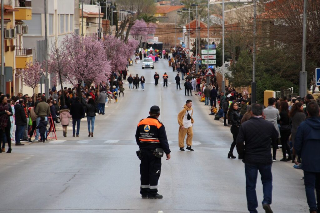 Avenida repleta en los prolegómenos del desfile de carrozas