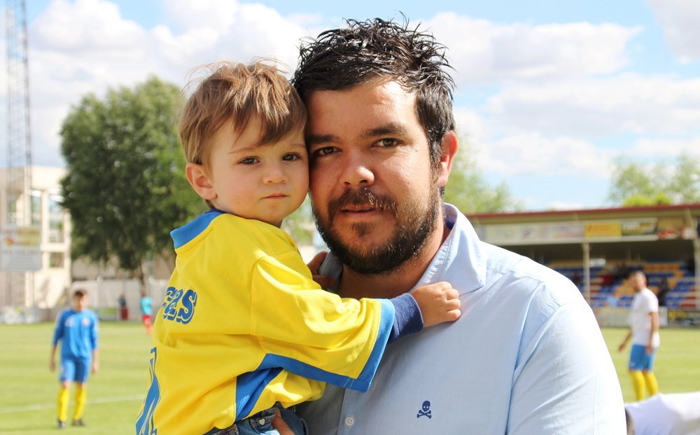 Carlos Gómez con su pequeño Lucas de amarillo este domingo