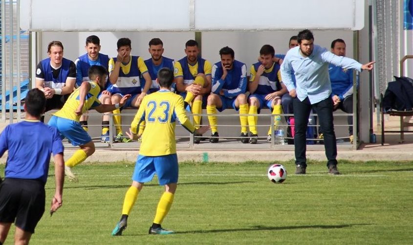 Carlos Gómez da instrucciones en el partido de este domingo