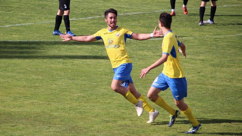 Vicente celebra el gol del triunfo ante el Mora