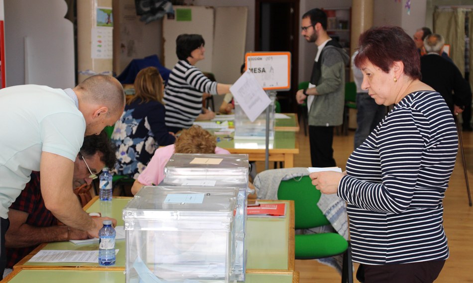 -Votantes durante la jornada electoral del 26-M