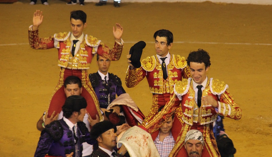 Novillada a hombros - copia