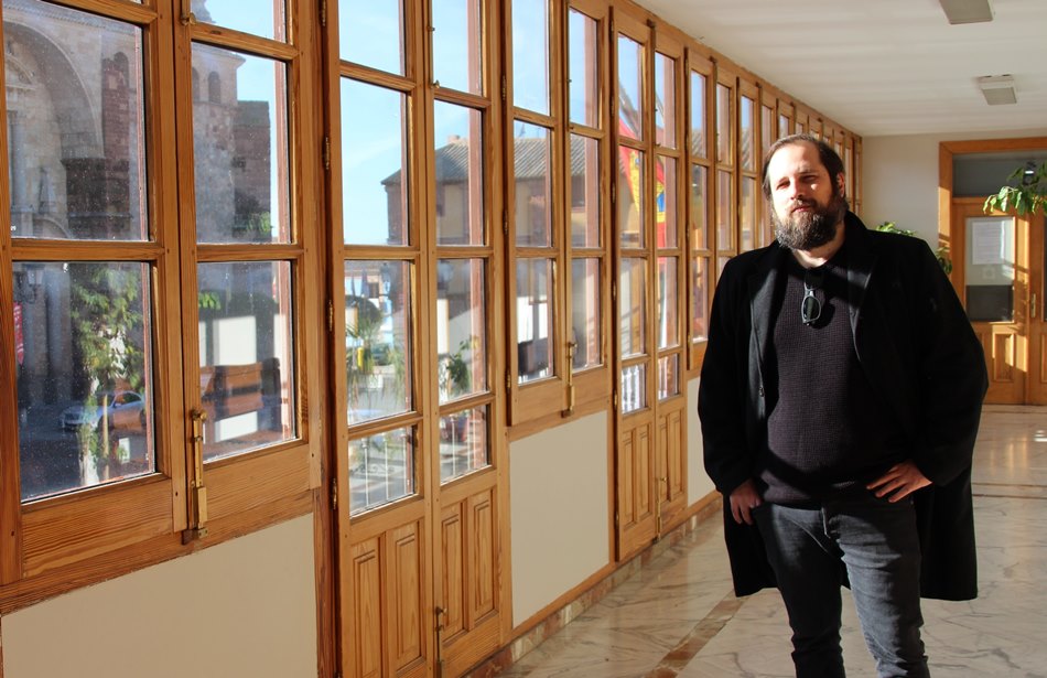 En el corredor de balcones del Ayuntamiento