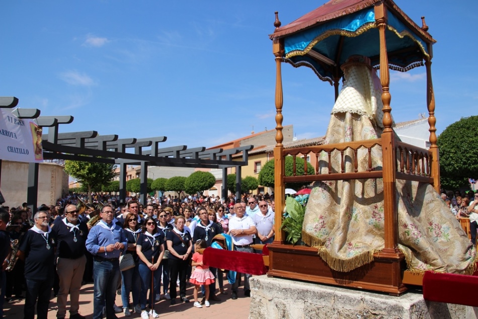 La imagen recién llegada al altar de la calle Alhambra