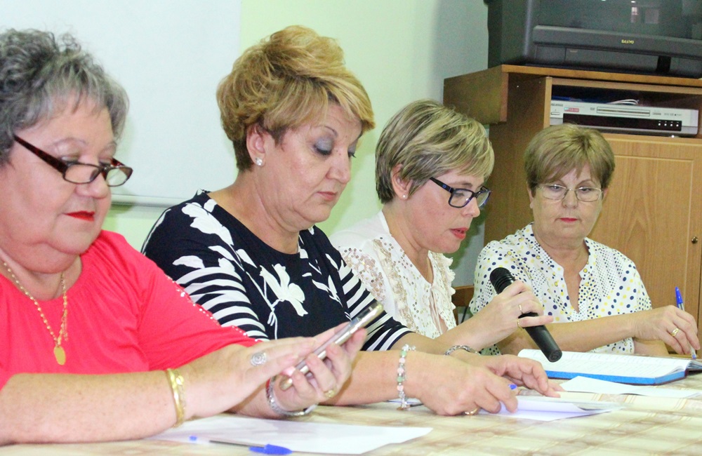 A. mujeres asamblea