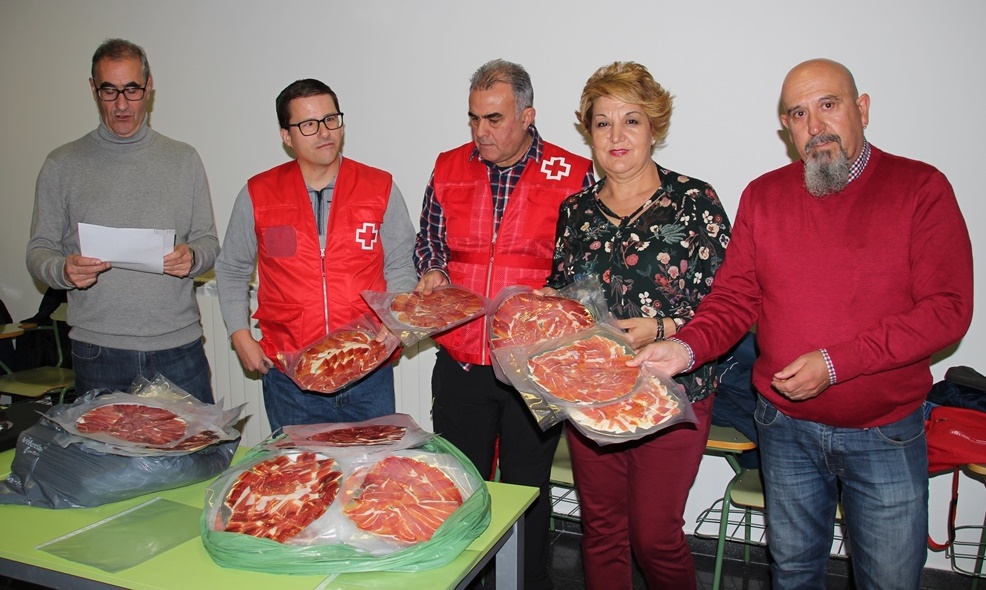 Curso jamón entrega a Cruz Roja y Ayuntamiento