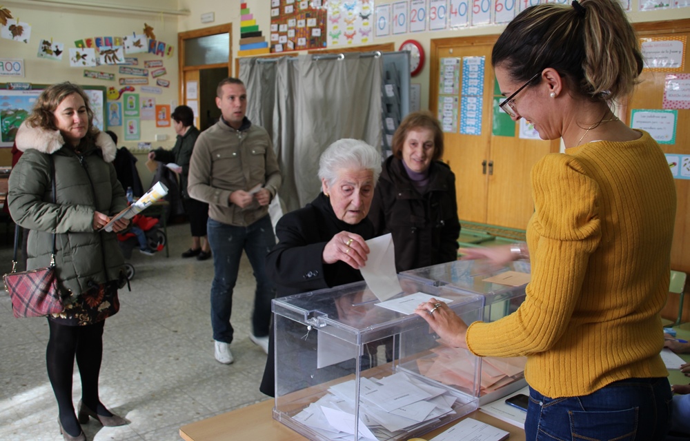 Una señora mayor vota en el Romero Peña - copia