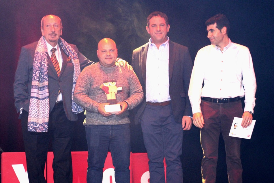 Javier León con su premio por el corto Viento de otoño - copia