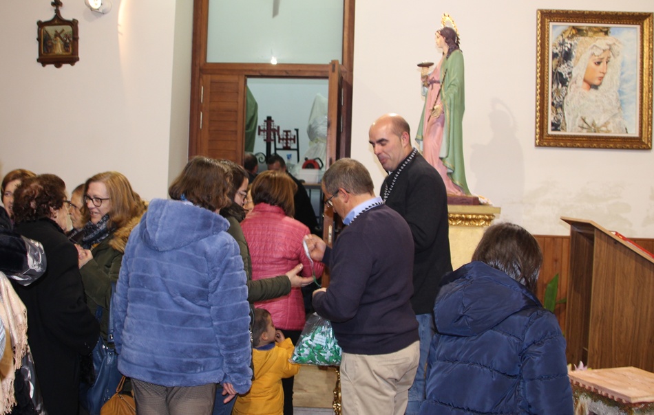 Los devotos visitando a la patrona de la vista