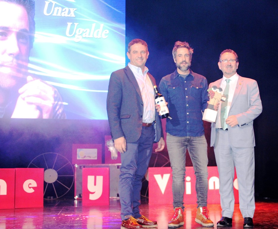 Unax Ugalde recibe premio - copia