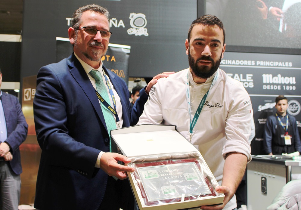 La Casota  V Concurso chef ganador recibe la placa de manos del alcalde de La Solana Luis Díaz-Cacho