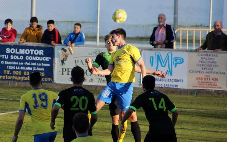 Diego Sevilla en una de las muchas pugnas del partido