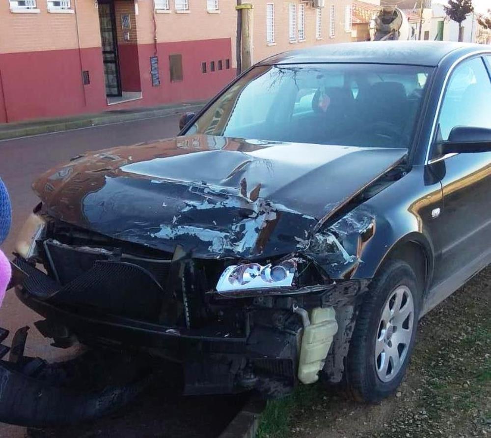 Suceso camión uno de los coches dañados