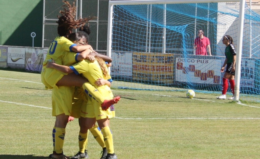Jugadoras del FF La Solana celebran un gol