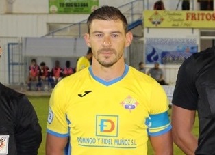 Juli capitán y goleador frente al Almansa - copia