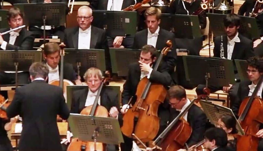 Adrián -en la parte superior derecha de la imagen- con la orquesta de Bamberg