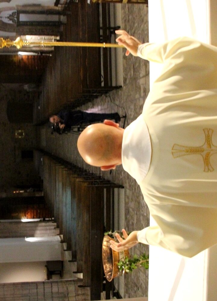 Benjamín Rey oficia la misa diaria televisada en una iglesia vacía