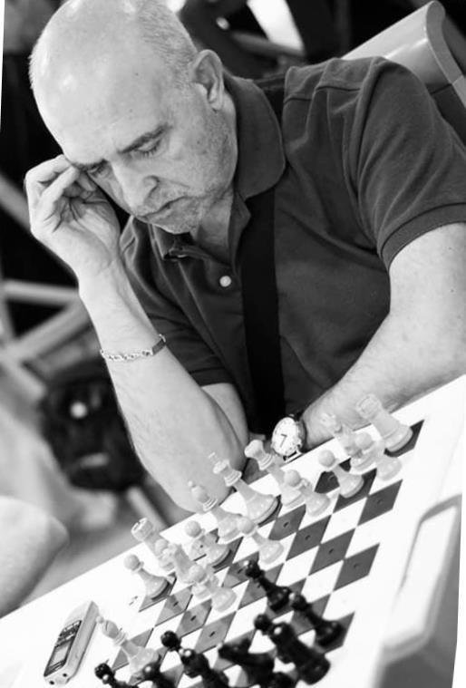 Cecilio sobre un tablero del que memoriza los movimientos