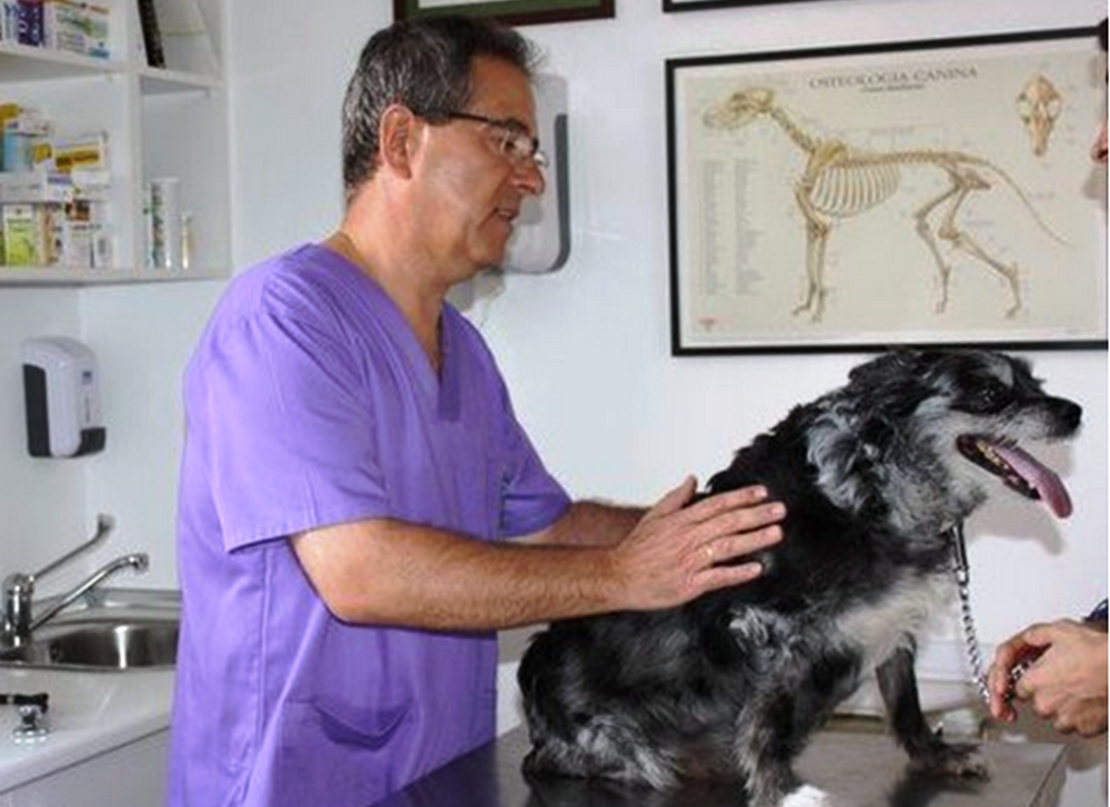 Rafael Pérez en su consulta